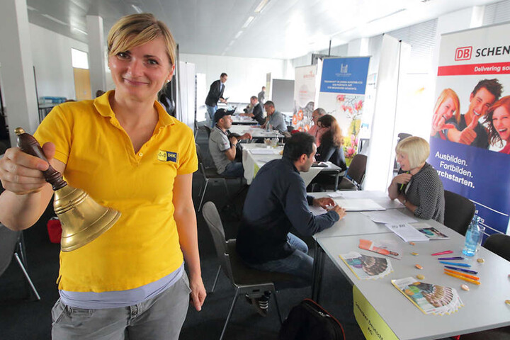 Anke Schmidt (38) läutet die Glocke, wenn die zehn Minuten Castingzeit um
sind.