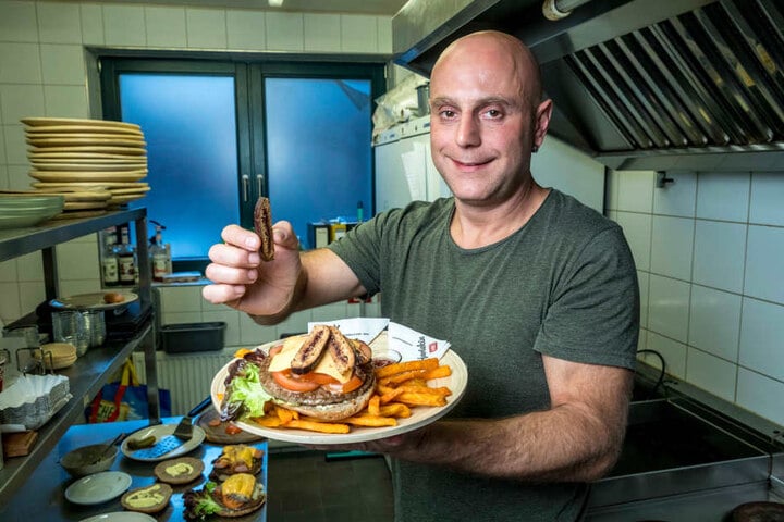Bar-Chef Bob Kreutel (40) brutzelt seit acht Jahren in Pulsnitz Burger, nunmehr auch mit
Pfefferkuchenspitzen.