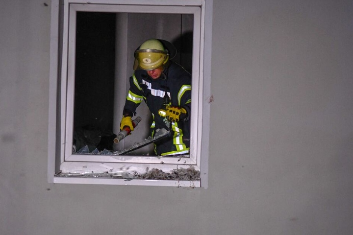 In Magdeburg hatte ein Mieter diese Scheibe eingeschlagen und begonnen, die Flammen zu löschen.