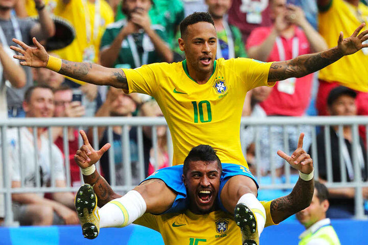 Auf Schultern getragen: Paulinho (unten) feiert seinen Teamkollegen und Torschützen Neymar (oben).