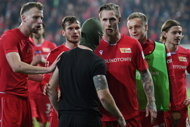 Sebastian Polter versucht einen vermummten Fan zu beruhigen.