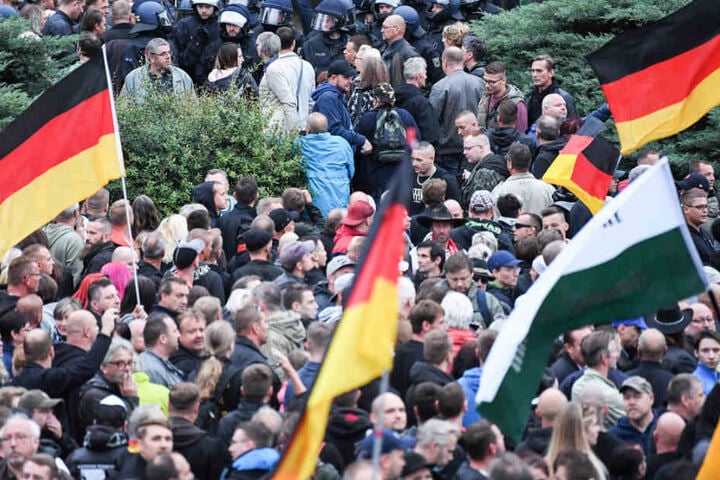 Das Foto zeigt Anhänger der AfD, die am 1. September Zusammen mit Aktivisten des ausländerfeindlichen Bündnises "Pegida" und der rechtspopulistischen Bürgerbewegung "Pro Chemnitz" in Chemnitz demonstrierten. Meinte Joachim Gauck auch diese Menschen?
