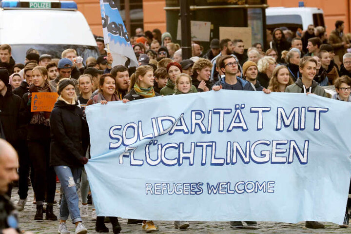 Die Gegendemonstranten in Rostock hatten auch Botschaften wie "Solidarität mit Flüchtlingen" auf ihren Transparent stehen.