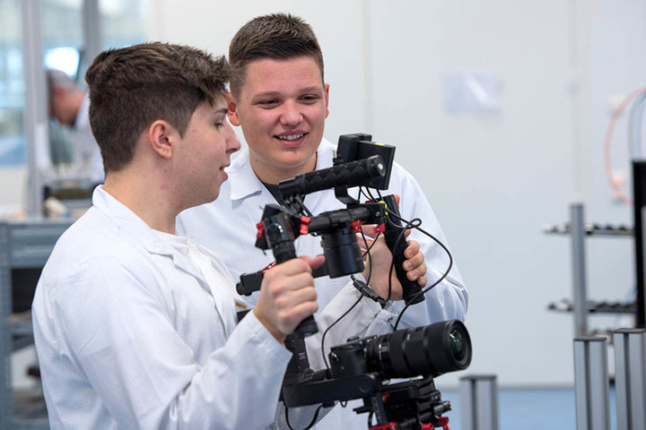Patrick Schmidl (18, r.) mit seinem Filmpartner Jonathan Hefner (18) beim Videodreh bei Turck in Beierfeld.