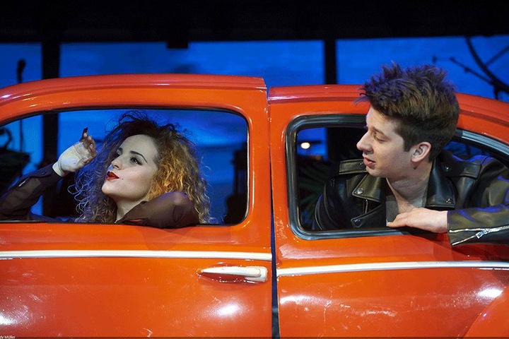 Dorina Garuci und Thomas Hohler spielen auch eine Szene im Auto.