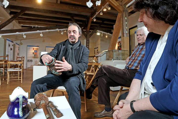 Thomas Heinicke (67) in seinem Element: Der Restaurator schätzt regelmäßig Antiquitäten.