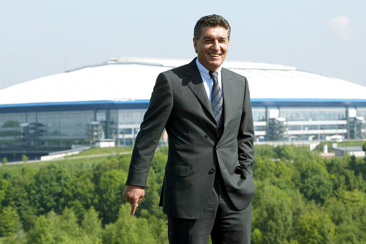 Wird dieses Stadion bald nach ihm benannt? Rudi Assauer vor der Veltins-Arena.