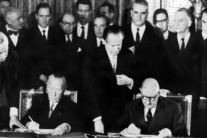 Der französische Staatspräsident Charles de Gaulle (r) und der deutsche Bundeskanzler Konrad Adenauer unterzeichnen am 22.1.1963 im Pariser Elysee-Palast den deutsch-französischen Freundschaftsvertrag.