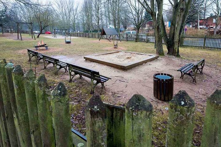 Seit Jahren gammelt der Spielplatz im Chemnitzer Heckertgebiet vor sich hin.