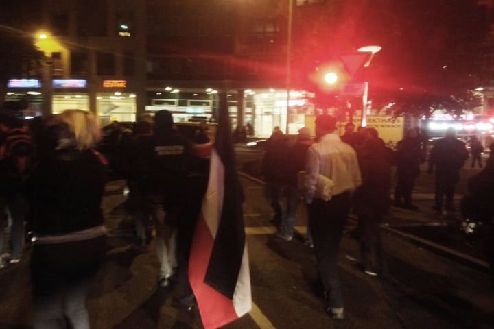Die Zahl der Demonstranten beträgt inzwischen gut 300.