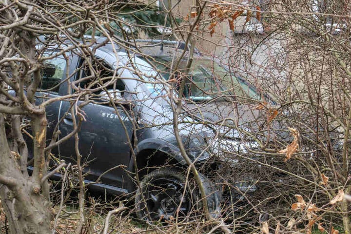 Der Dacia kam erst an einer Hauswand zum Stehen.