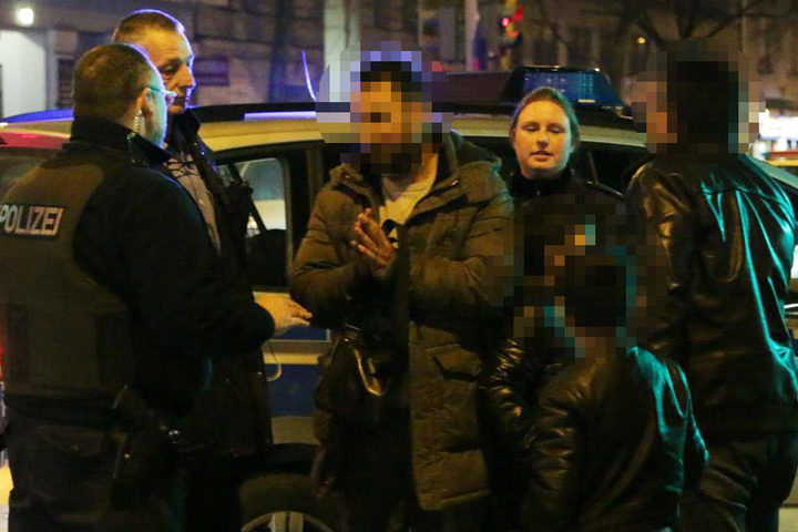 Der Beifahrer versucht die Wogen zu glätten, doch Null-Toleranz bei den Beamten - verständlicherweise.