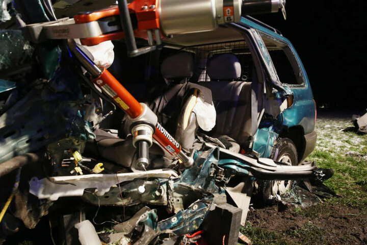 Der Fahrer überstand den Crash mit schweren Verletzungen.