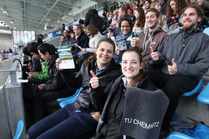 Trotz Hundewetter in guter Stimmung: die Erstis Sarah Mueller (19, l.) und
Anna Friedewald (21).