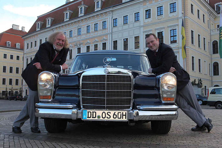 Jochen Schalk (li.) zeigte im Januar 2014 stolz einen seiner Oldtimer.