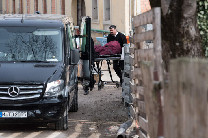 Bestatter bringen an einer Einsatzstelle im Stadtteil Au eine Leiche zu einem Leichenwagen. Schüsse haben zwei Männer auf einer Baustelle in München getötet. (Archivbild)