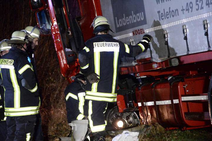 Auch der Lkw kam wegen dem Zusammenstoß von der Straße ab.