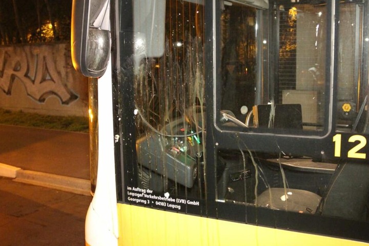 Mehrere rohe Eier wurden gegen die Fahrerscheibe des LVB-Busses geworfen. Weshalb, ist noch völlig unklar.