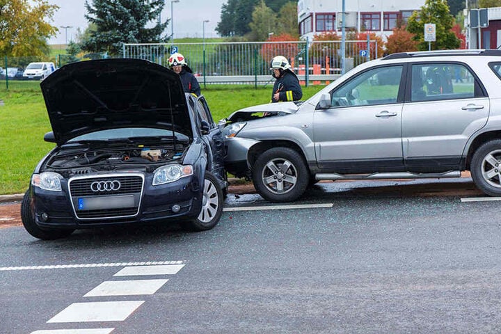 An beiden Fahrzeugen entstand sehr hoher Sachschaden.