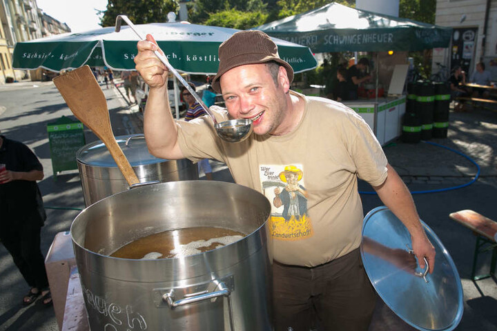 Christian Schwingenheuer (40 ) alias "Lenin" von der Neustädter Hausbrauerei braut sein Bier diesmal auch auf dem Hechtfest.
