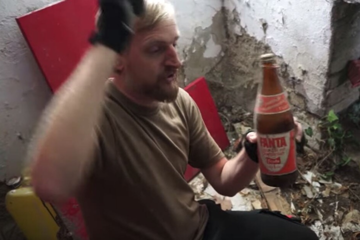 Der Entdecker findet eine um die 50 Jahre alte Fanta-Flasche.