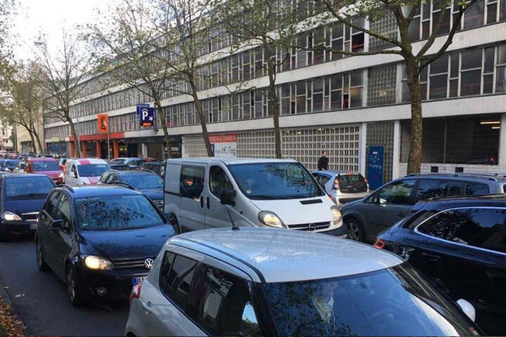 In der Innenstadt staut es sich auf den Straßen.