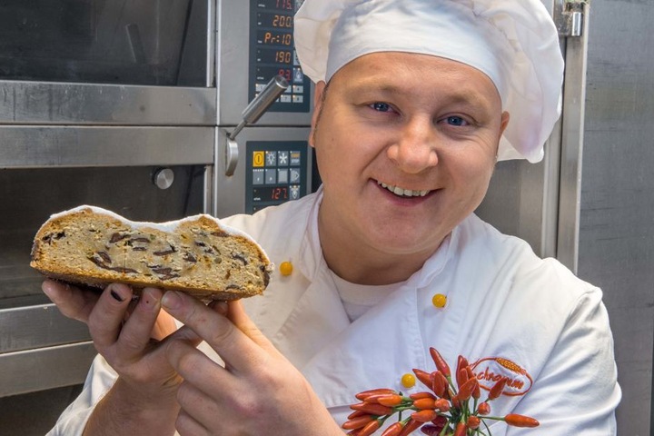 Bäcker René Buschmann (41) ist stolz auf seine Kreation: Zu Weihnachten kommt bei ihm Chili-Stollen auf den Tisch!