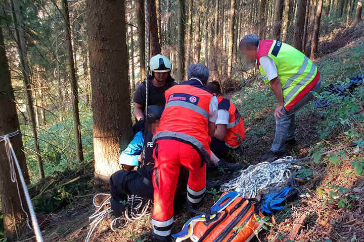 Nach seinem Absturz wurde der Mann am Boden von den Rettungskräften versorgt.