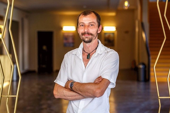 Schauburg-Chef Stefan Ostertag (41) im neuen Eingangsbereich. Auch hier sind die güldenen Gitter zu finden, symbolisieren "Filmbänder".
