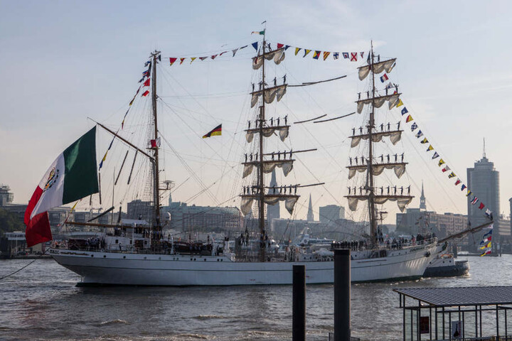 Am Freitag legte das Schiff an der Überseebrücke an.