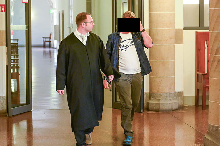 Martin S. (30, r.) mit seinem Anwalt Marcel Hempel im Amtsgericht Bautzen.