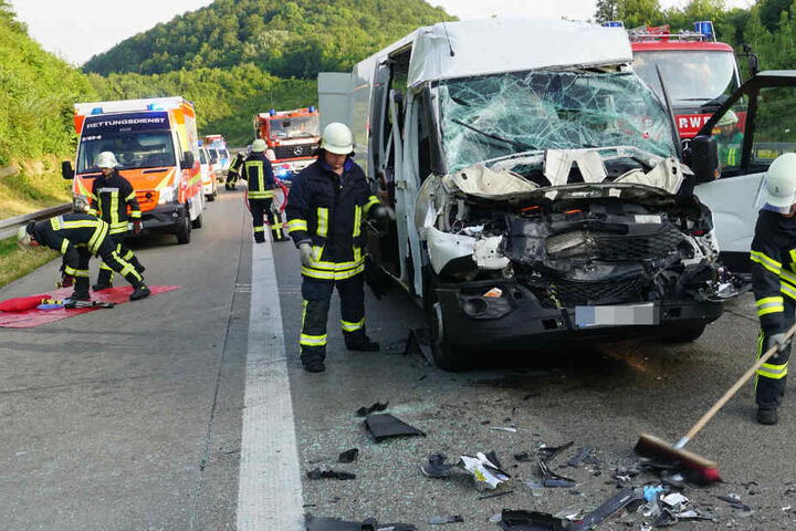 Die Fahrerin des Kleintransporters wurde bei dem Unfall in ihrem Wagen eingeklemmt.
