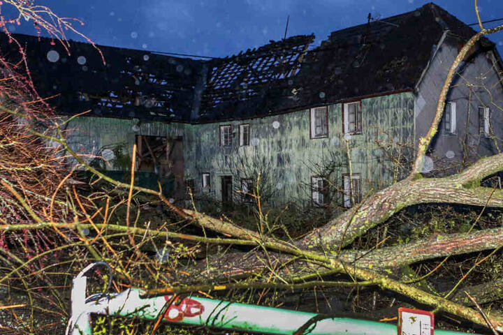 Dieses Haus wurde durch den Tornado in Roetgen komplett abgedeckt.