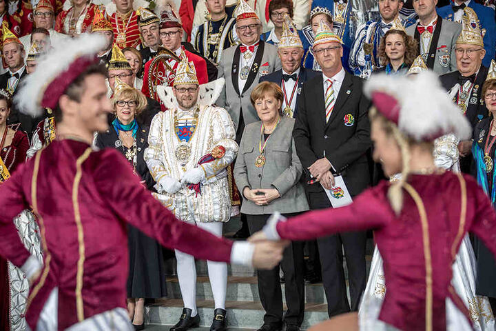 Merkel schaut interessiert der Vorführung einer Prinzengarde zu.