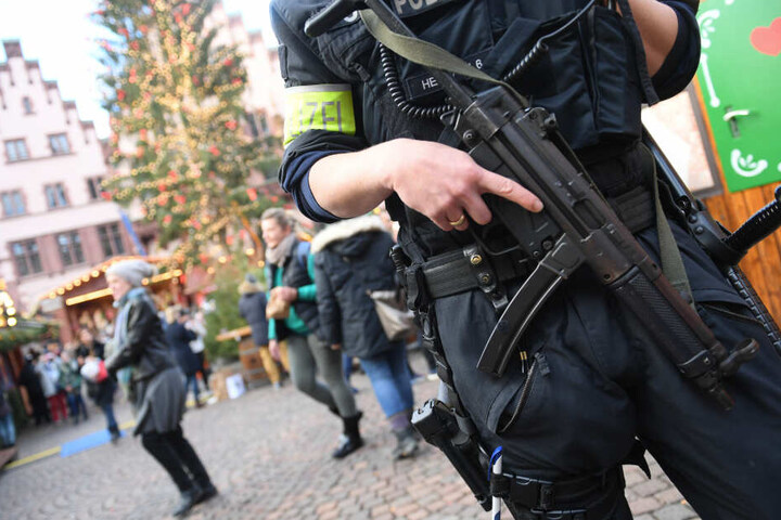 Die Polizei nahm den 51-Jährigen gegen Mitternacht in der Wohnung der Familie fest (Symbolbild).
