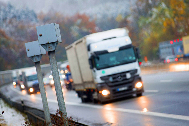 Dieser Blitzer am Bielefelder Berg sorgt immer wieder für Ärger bei Autofahrern.