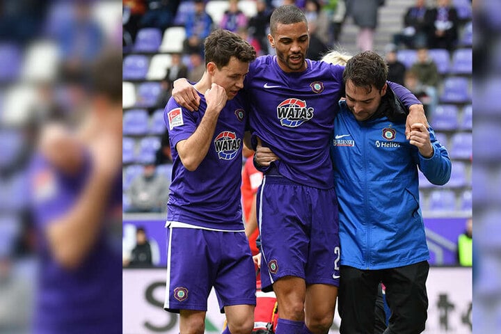 Malcolm Cacutalua rutschte im eigenen Strafraum aus und knickte um. Nur mit Hilfe konnte er das Spielfeld verlassen.