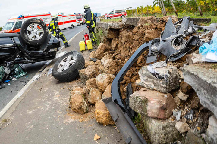 Auch die Steinmauer wurde durch den heftigen Aufprall beschädigt.