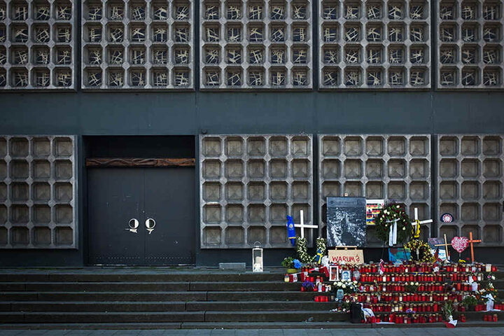 Zahlreiche Kerzen stehen an der Gedenkstelle für die Opfer des Anschlags auf dem Breitscheidplatz.