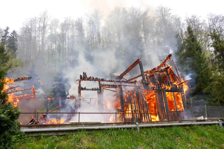 Als die Feuerwehr eintraf brannte die Scheune schon in voller Ausdehnung.