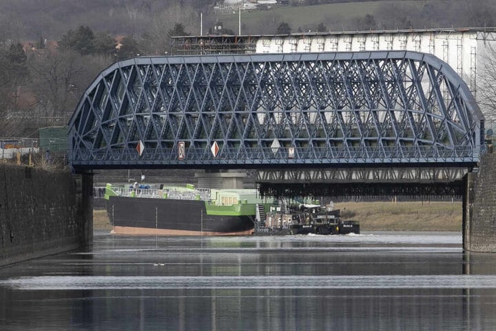 Hier schippert "Edda" an der Brücke am Dresdner Alberthafen vorbei.
