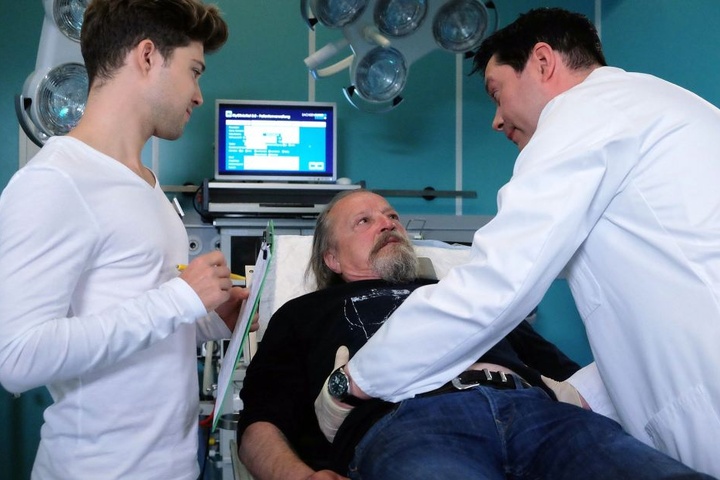 Bei der Untersuchung vom ehemaligen Musiker Wolfgang Brünn stellt Dr. Philipp Brentano (r.) ein blutendes Magengeschwür fest. Der Bartträger spielt die Situation herunter.