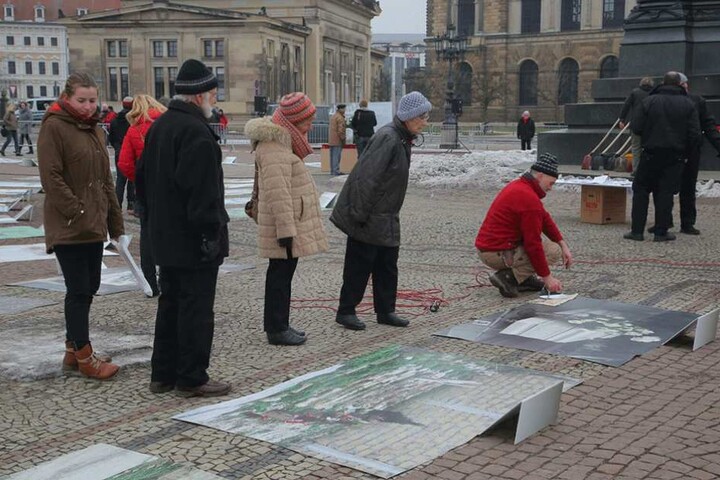 Schon bei den Aufbauarbeiten sind viele Neugierige vor Ort.