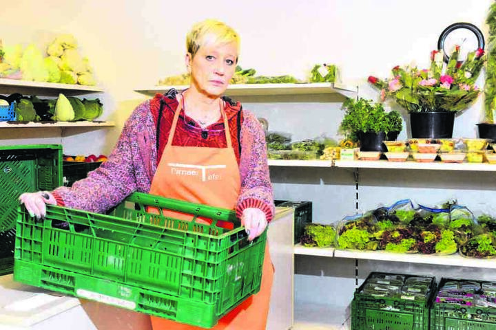 Tafel-Chefin Sandra Furkert (53) hat immer weniger Lebensmittel für ihre Kunden zur Verfügung. Stattdessen beobachtet sie, wie Essen, das noch verwendet werden kann, im Müll landet.