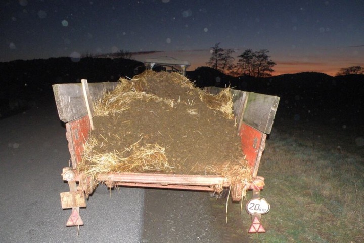 Der Anhänger war voll mit Dung beladen.