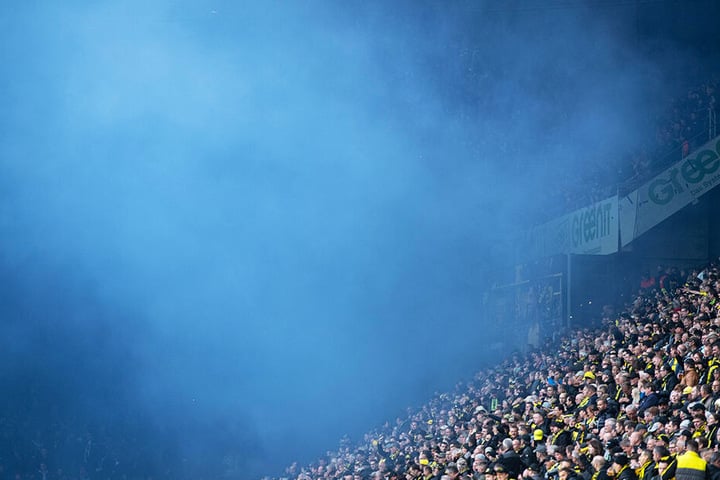 Schalker Fans zündeten kurz vor Anpfiff königsblaue Rauchbomben.
