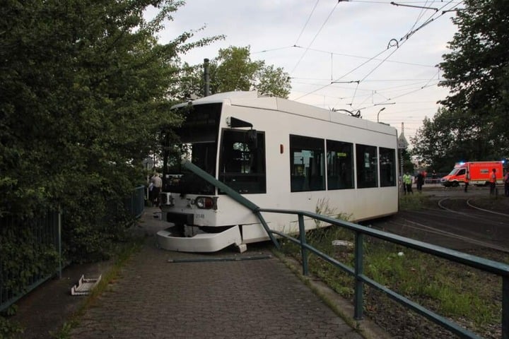 In Düsseldorf ist am Dienstagabend eine Straßenbahn entgleist.