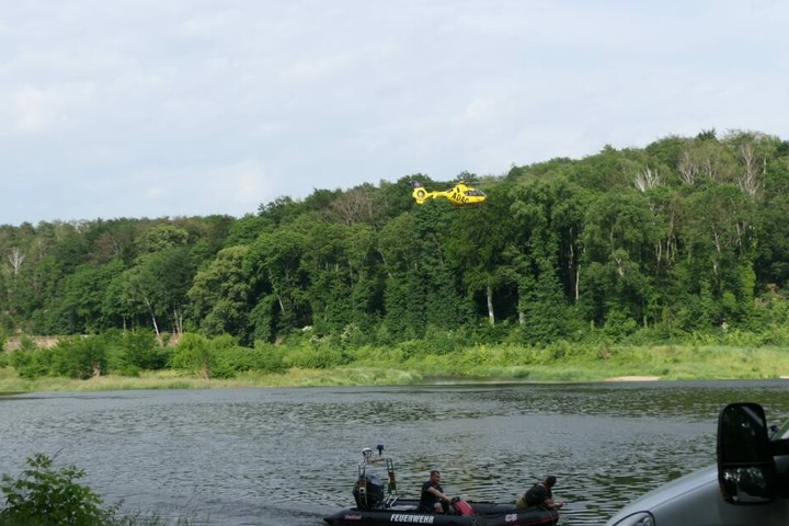 Ein Hubschrauber wurde angefordert, um die Mulde von oben zu überfliegen.