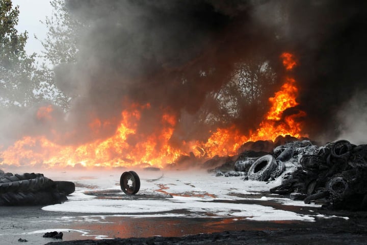 Löschschaum vor noch brennenden Reifen. Gegen 1.30 Uhr wurde der Brand auf einem zehn Quadratmeter großen Altreifenstapel gemeldet.