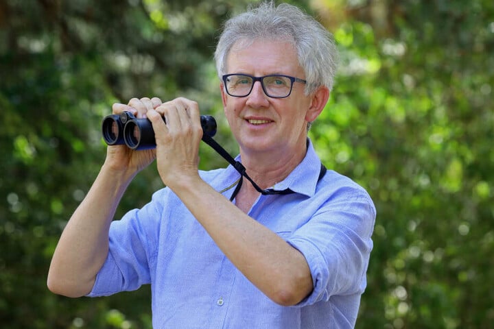 Ornithologe Jens Hering (53) weiß: Eigentlich sollte der Storch schon längst im Süden sein.